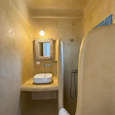 Almyra Red קיתנוס