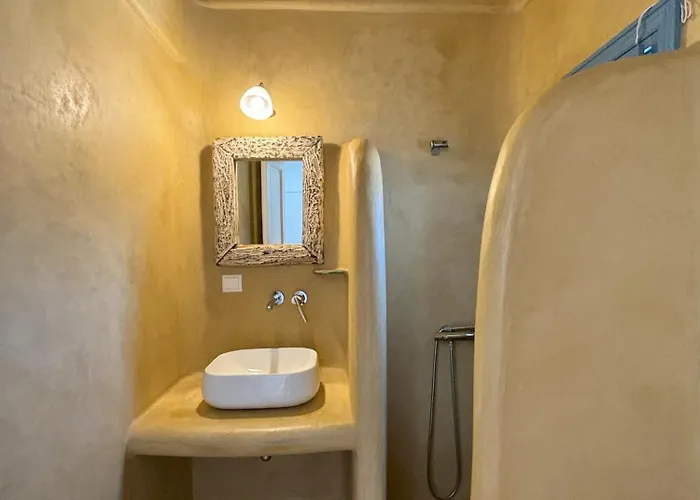 Almyra Red 키트노스