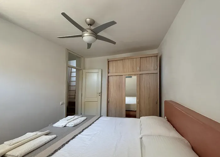 Almyra Red 키트노스